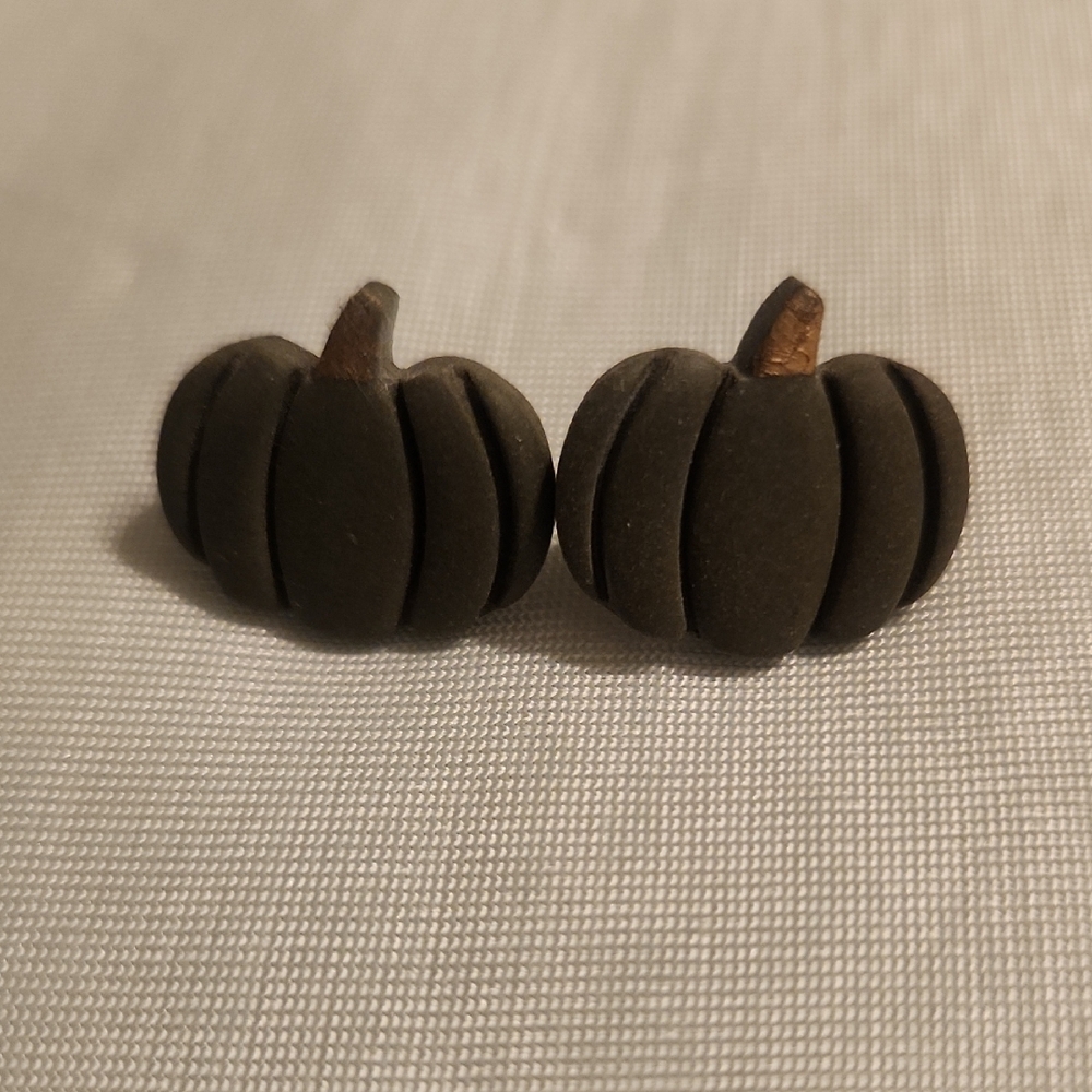 Maua Clay Pumpkin Stud